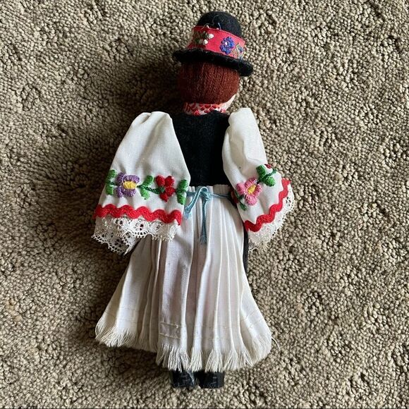 Vintage 70s Handmade Hungarian Doll in Traditional Costume - Picture 10 of 11